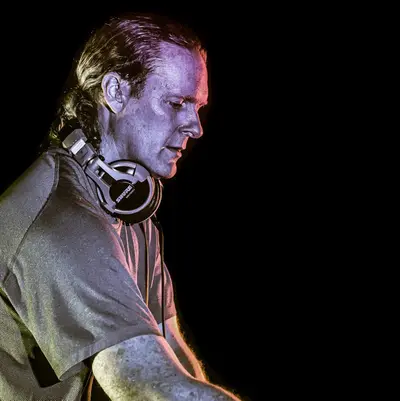 Scott Brown - Electronic music DJ from Paris