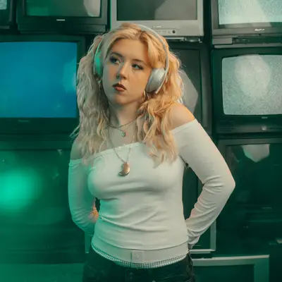 Wallis - Electronic music DJ from Paris