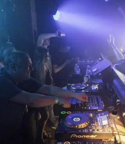 Scott Bond - Electronic music DJ from Paris