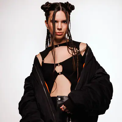 Amber Broos - Techno DJ