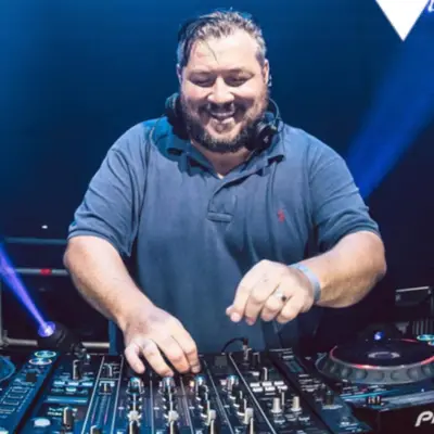 Hixxy - Electronic music DJ from Paris