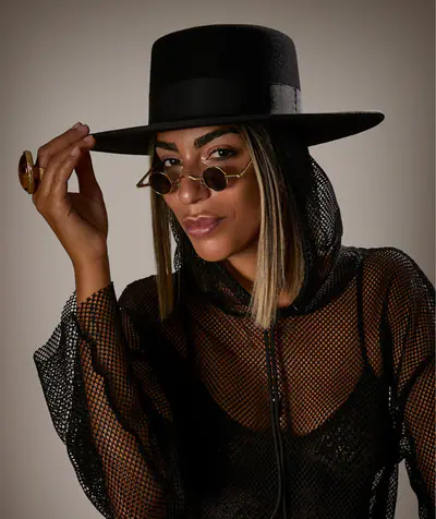 Claudia León - Electronic music DJ from Miami
