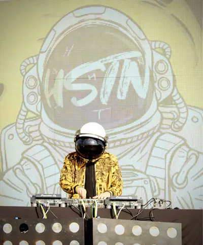 HSTN - Electronic music DJ from Paris